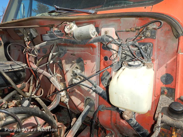 image for item DC0318 1982 International S1700 oil distributor truck