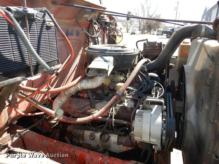 image for item DC0318 1982 International S1700 oil distributor truck