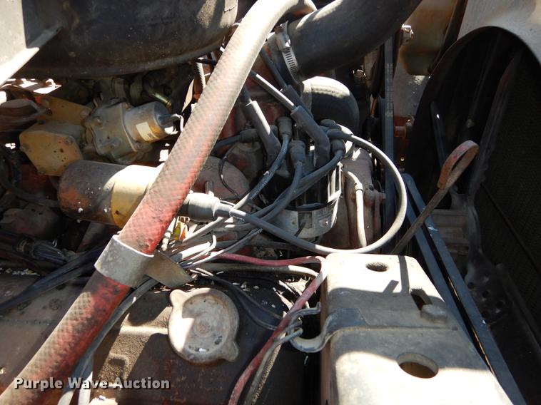 image for item DC0318 1982 International S1700 oil distributor truck