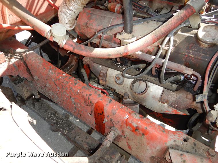 image for item DC0318 1982 International S1700 oil distributor truck