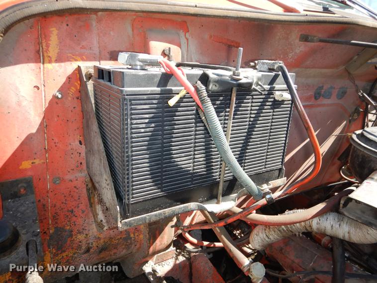 image for item DC0318 1982 International S1700 oil distributor truck