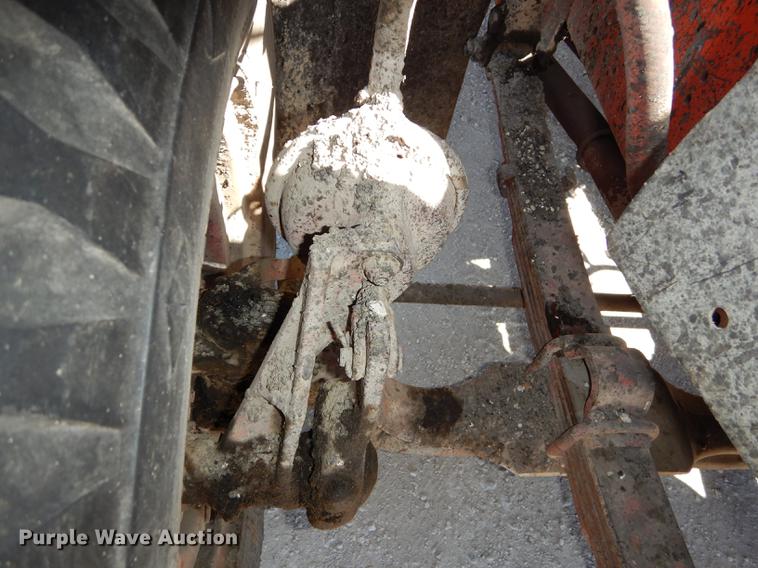 image for item DC0318 1982 International S1700 oil distributor truck