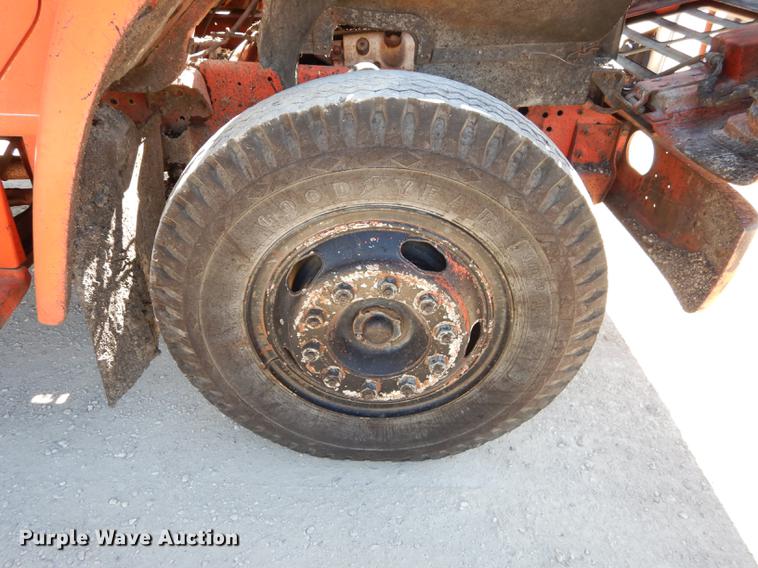 image for item DC0318 1982 International S1700 oil distributor truck