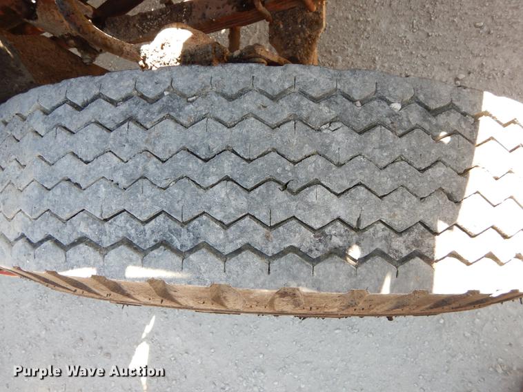 image for item DC0318 1982 International S1700 oil distributor truck