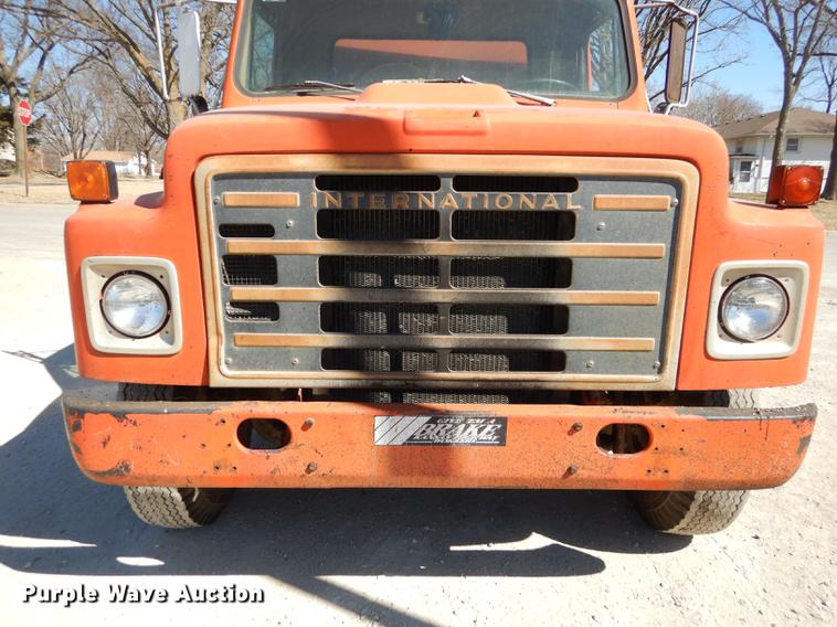 image for item DC0318 1982 International S1700 oil distributor truck