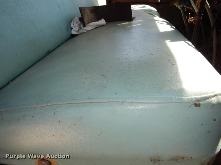 image for item DC0318 1982 International S1700 oil distributor truck