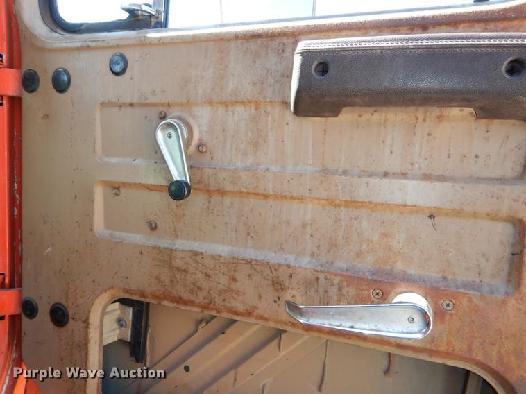 image for item DC0318 1982 International S1700 oil distributor truck