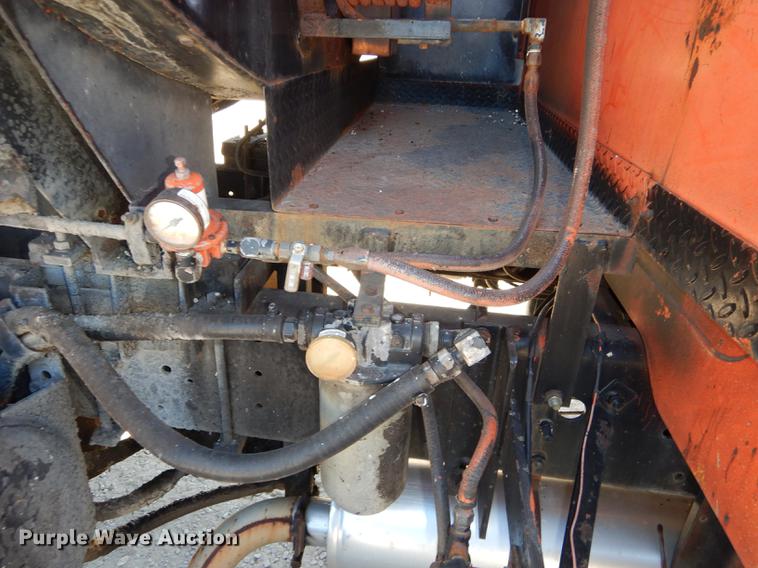 image for item DC0318 1982 International S1700 oil distributor truck