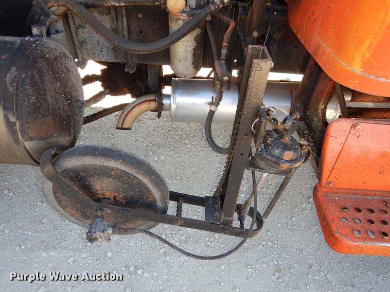 image for item DC0318 1982 International S1700 oil distributor truck