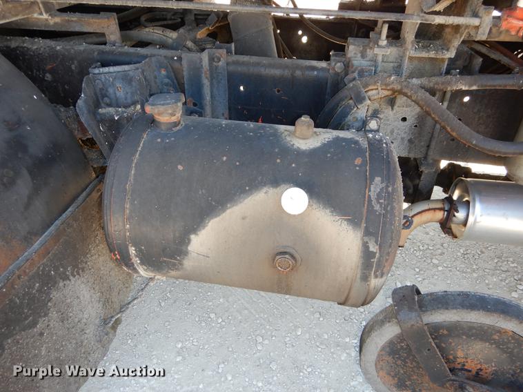 image for item DC0318 1982 International S1700 oil distributor truck