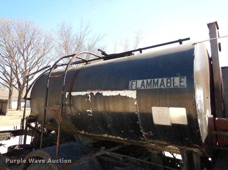 image for item DC0318 1982 International S1700 oil distributor truck