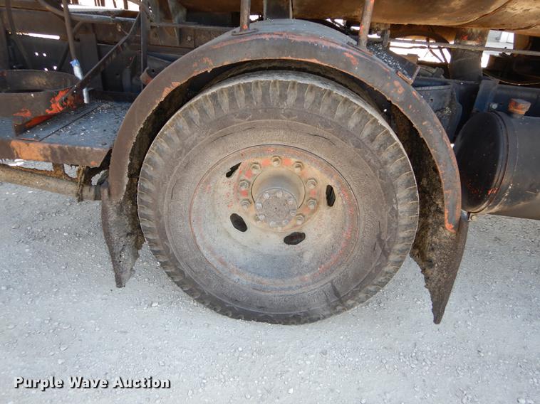 image for item DC0318 1982 International S1700 oil distributor truck