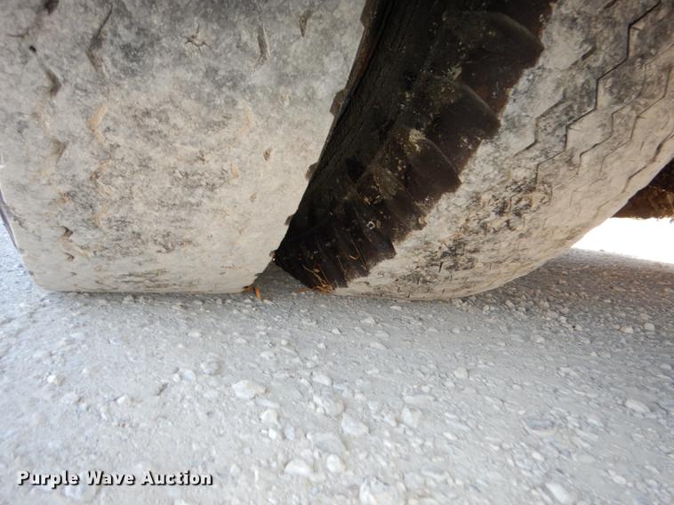 image for item DC0318 1982 International S1700 oil distributor truck