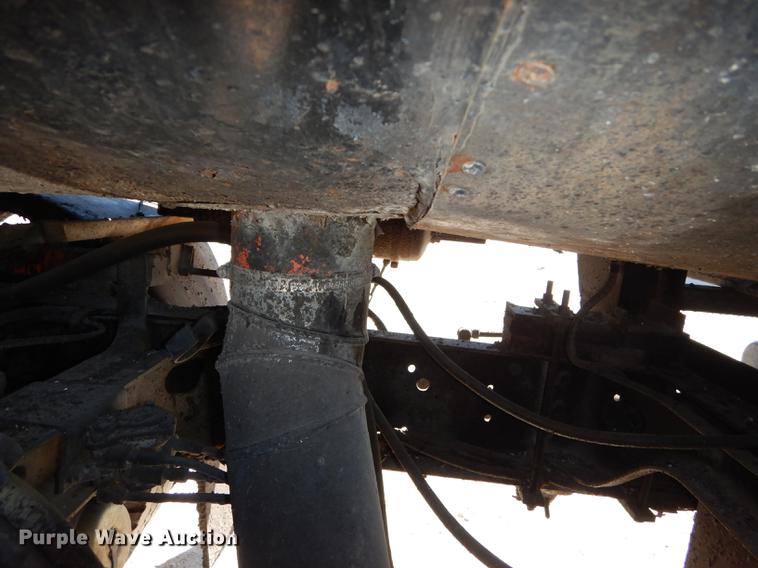 image for item DC0318 1982 International S1700 oil distributor truck