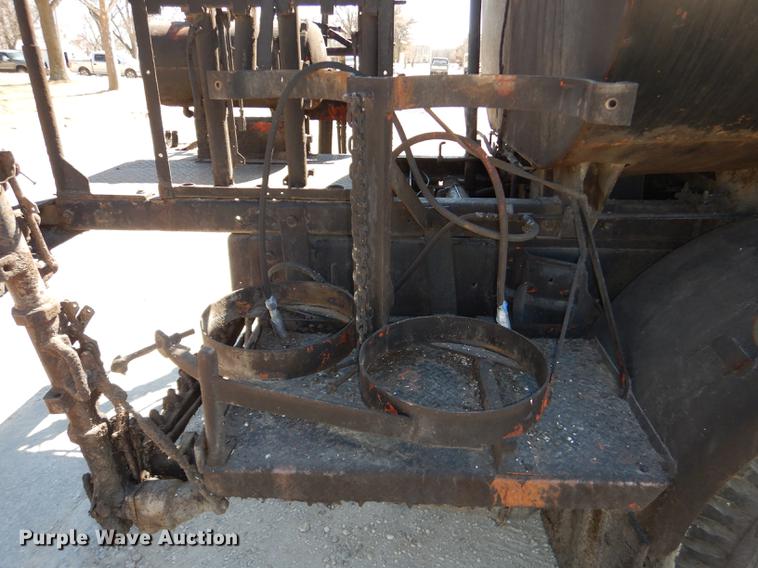 image for item DC0318 1982 International S1700 oil distributor truck