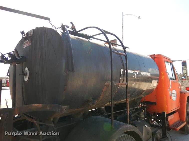 image for item DC0318 1982 International S1700 oil distributor truck