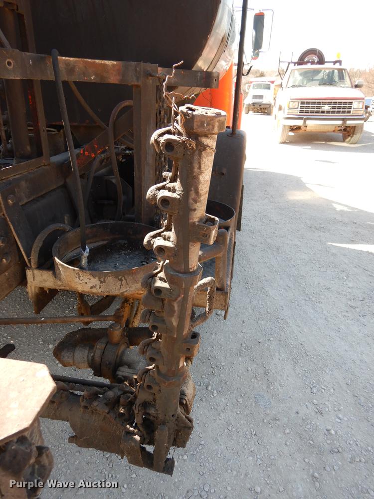 image for item DC0318 1982 International S1700 oil distributor truck