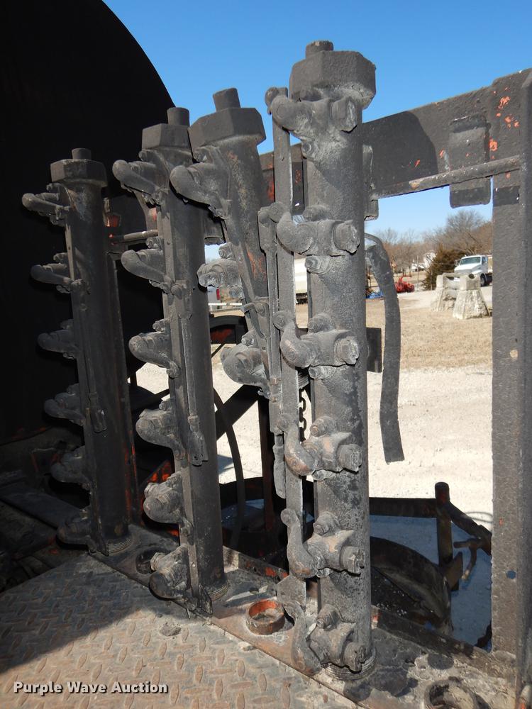 image for item DC0318 1982 International S1700 oil distributor truck