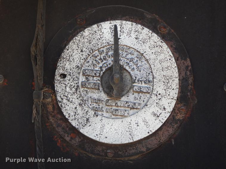 image for item DC0318 1982 International S1700 oil distributor truck