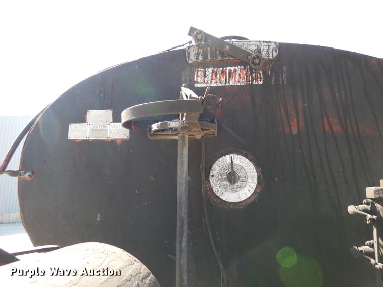 image for item DC0318 1982 International S1700 oil distributor truck