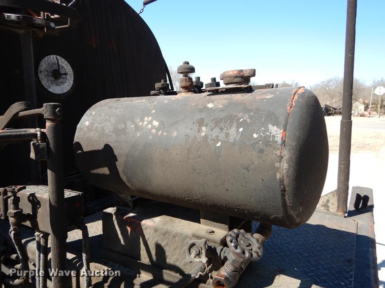 image for item DC0318 1982 International S1700 oil distributor truck