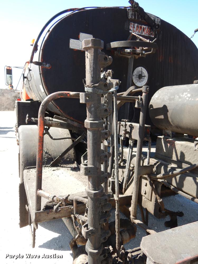 image for item DC0318 1982 International S1700 oil distributor truck