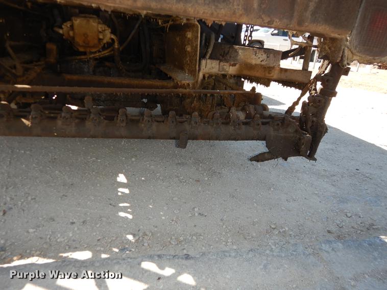 image for item DC0318 1982 International S1700 oil distributor truck