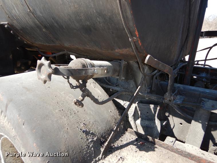 image for item DC0318 1982 International S1700 oil distributor truck