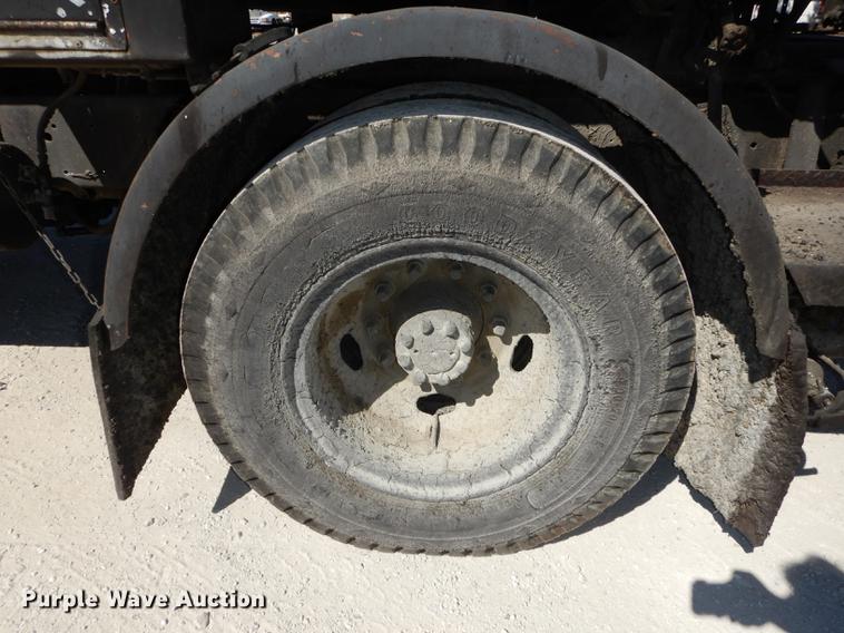 image for item DC0318 1982 International S1700 oil distributor truck