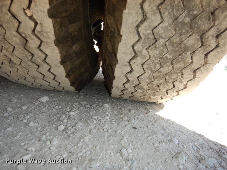 image for item DC0318 1982 International S1700 oil distributor truck