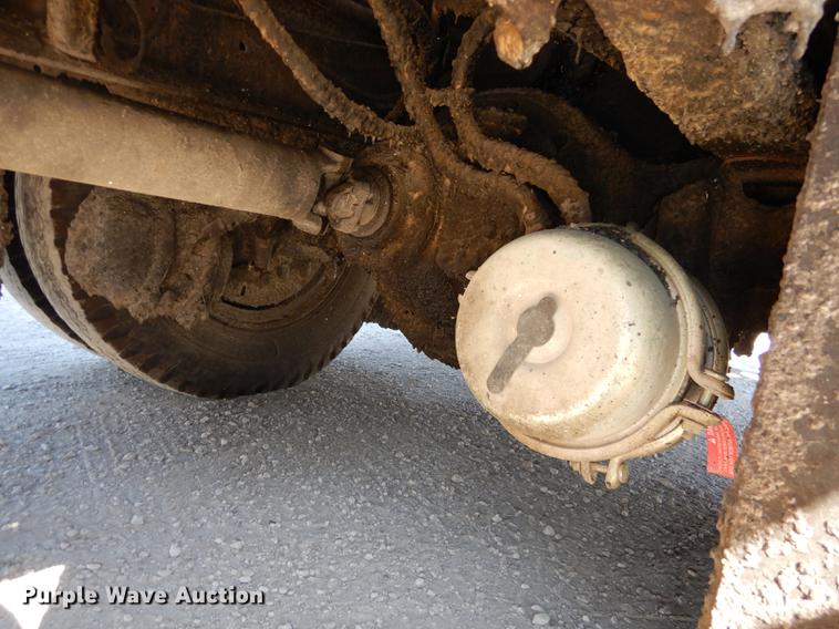 image for item DC0318 1982 International S1700 oil distributor truck