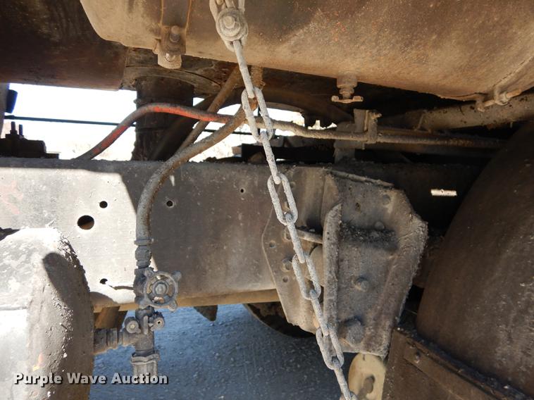 image for item DC0318 1982 International S1700 oil distributor truck