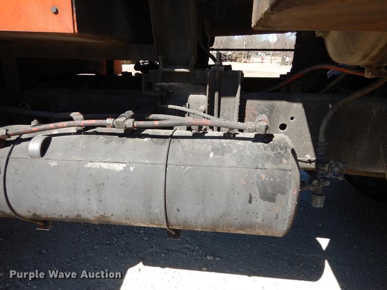 image for item DC0318 1982 International S1700 oil distributor truck