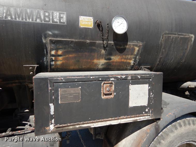 image for item DC0318 1982 International S1700 oil distributor truck