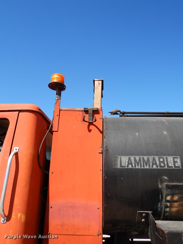 image for item DC0318 1982 International S1700 oil distributor truck