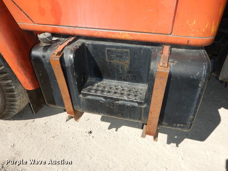 image for item DC0318 1982 International S1700 oil distributor truck