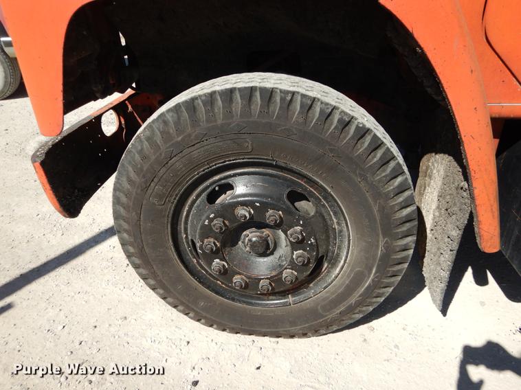 image for item DC0318 1982 International S1700 oil distributor truck