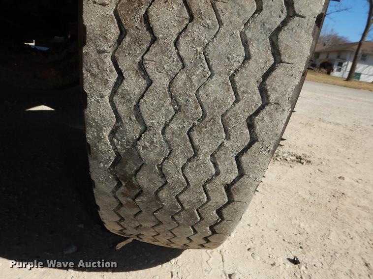 image for item DC0318 1982 International S1700 oil distributor truck