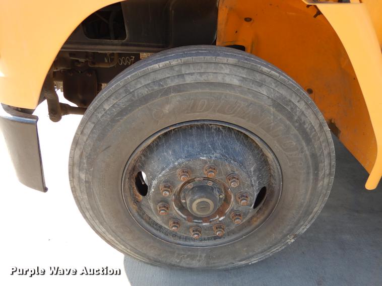 image for item DC0351 2004 Freightliner FS65 Thomas school bus