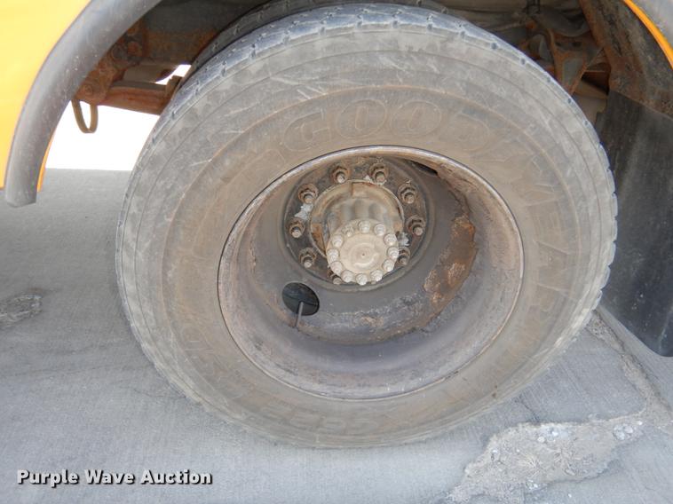 image for item DC0351 2004 Freightliner FS65 Thomas school bus