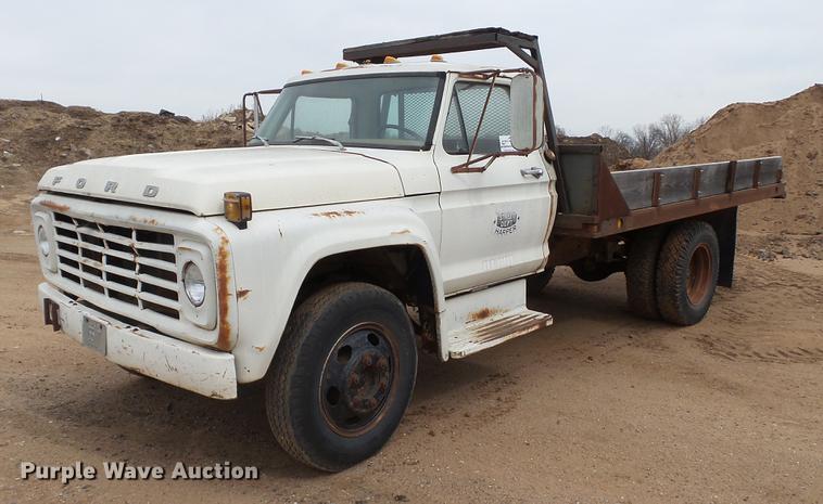 image for item DC4248 1974 Ford F600 flatbed truck