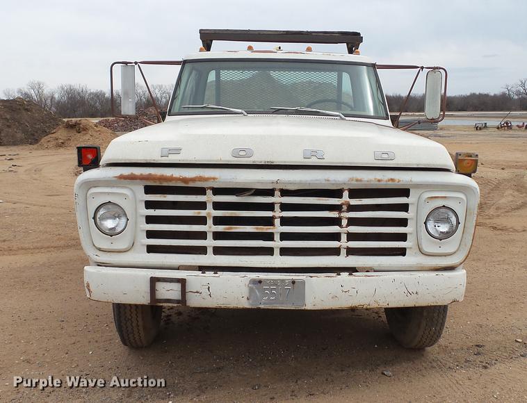 image for item DC4248 1974 Ford F600 flatbed truck