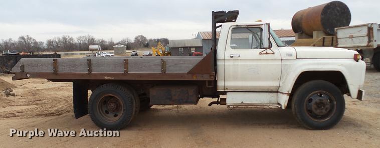 image for item DC4248 1974 Ford F600 flatbed truck