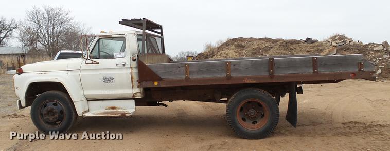 image for item DC4248 1974 Ford F600 flatbed truck