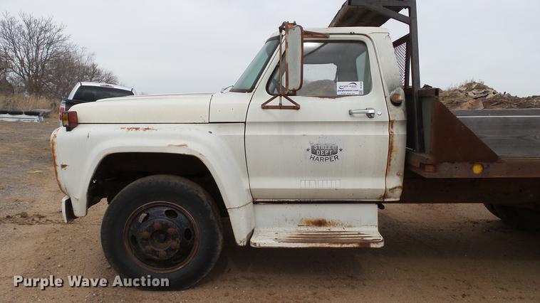 image for item DC4248 1974 Ford F600 flatbed truck
