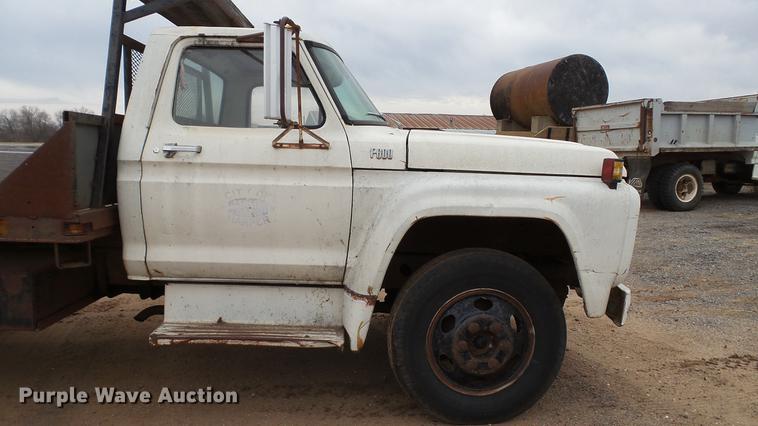 image for item DC4248 1974 Ford F600 flatbed truck