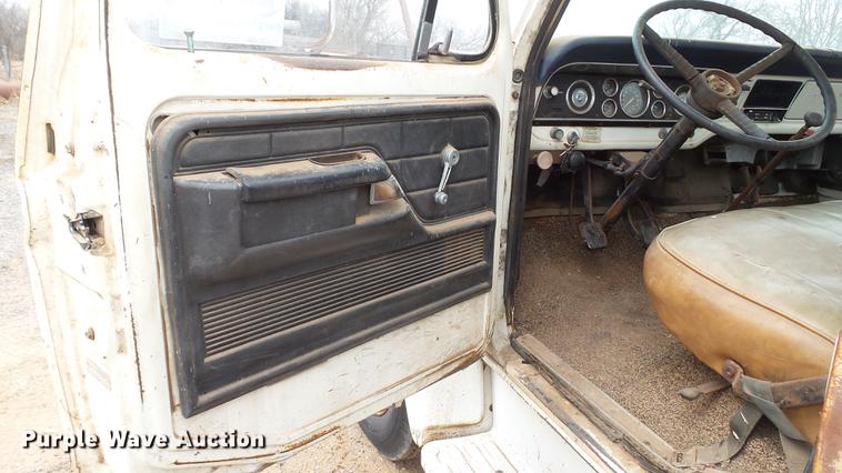 image for item DC4248 1974 Ford F600 flatbed truck