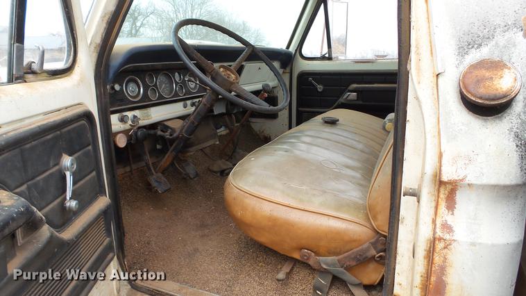 image for item DC4248 1974 Ford F600 flatbed truck