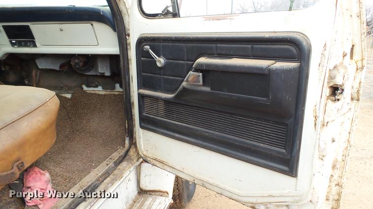 image for item DC4248 1974 Ford F600 flatbed truck