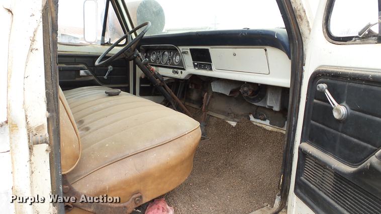 image for item DC4248 1974 Ford F600 flatbed truck